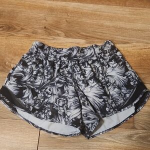 Lululemon Hotty Hot Short II *Long Sizs 6T